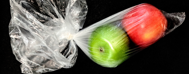 Obst in Plastiktüte
